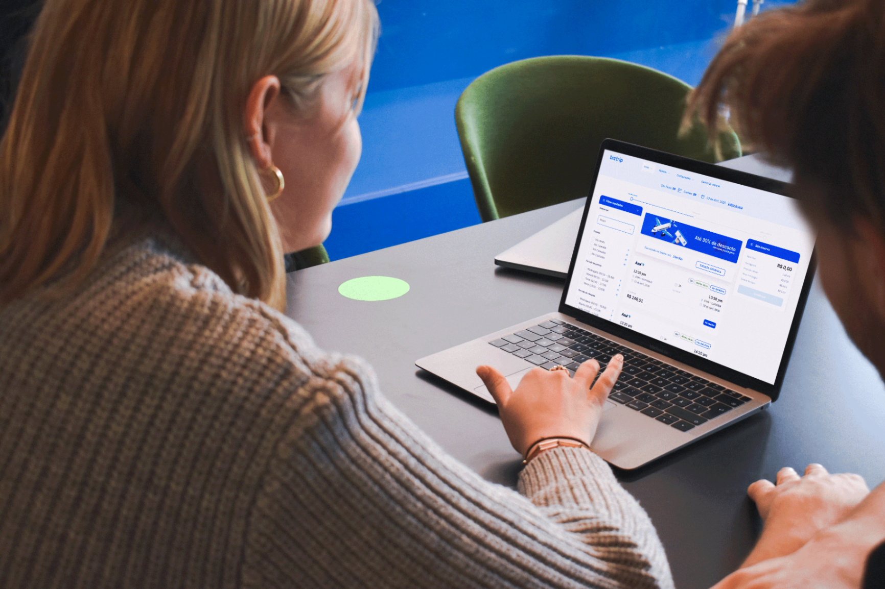 Equipe usando a plataforma Biztrip